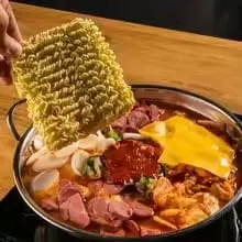 햄폭탄 의정부식 부대찌개 1.35kg  2-3인분(1만),진심 부대찌개700g X 3팩(1.3만) /무료